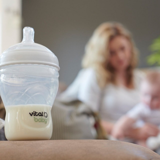 Шишета за хранене 240 ml 2 бр. Vital Baby