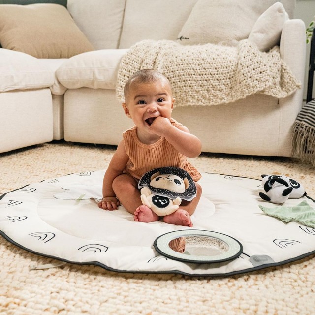 Active gymnastics Tiny Love Luxe Gymini από τη σειρά Black&White Décor, με στρογγυλό πατάκι διαμέτρου 92 cm, ξύλινη καμάρα και επιλογή 6 παιχνιδιών, 0m+