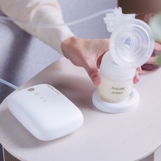 Μονή ηλεκτρική αντλία Natural Motion Premium Philips AVENT SCF396/31 με 1 τεμ. φιάλη πολυπροπυλενίου 125 ml με θηλή Natural Response 0m+, Κιτ ταξιδιού, 5 τεμ. σακουλάκια μητρικού γάλακτος και 4 τεμ. υλικό παραγεμίσματος
