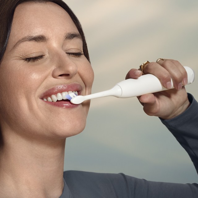 Ηλεκτρική οδοντόβουρτσα Philips Sonicare HX7400/06 σειρά 6100 με τεχνολογία ήχου επόμενης γενιάς, 2 λειτουργίες, 3 εντάσεις, αισθητήρα πίεσης φωτός, κεφαλή S2 Sensitive, θήκη ταξιδιού