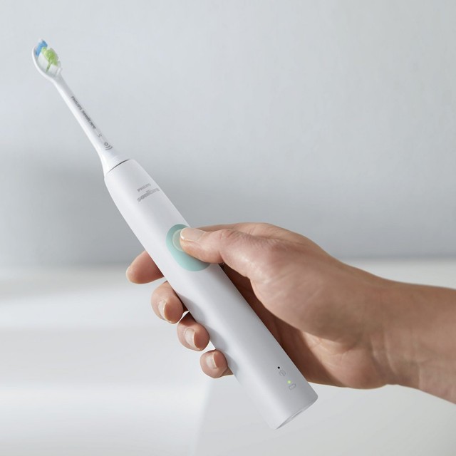 Το σετ Philips Sonicare ProtectiveClean Series 4300 HX6807/35 περιλαμβάνει 2 λευκές ηλεκτρικές οδοντόβουρτσες sonic με κομψές θήκες και 1 φορτιστή