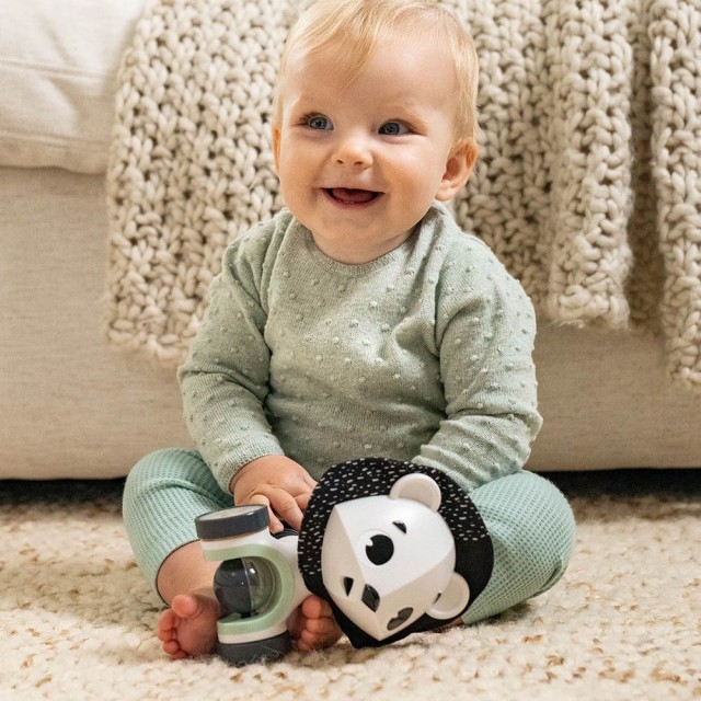 Κυλιόμενο παιχνίδι George the lion από τη σειρά Black&White Décor, με εύκαμπτο σώμα και περιστρεφόμενο κεφάλι, 3m+