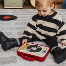 Ηλεκτρονικό μουσικό παιχνίδι DJ Station Tiny Rockers, 13 ροκ εν ρολ μελωδίες, περιστρεφόμενο peek-a-boo δισκάκι, 12μ+