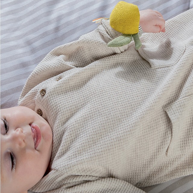 Mamas & Papas Babyplay Σετ 2 Παιχνιδιών με Βραχιόλι και Κουδουνίστρα - Λιοντάρι και Λεμόνι