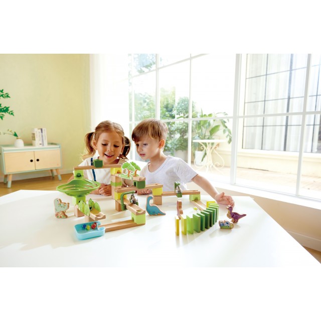 Ξύλινο σετ παιχνιδιών Hape, Domino, Dino adventure, 131 τεμάχια
