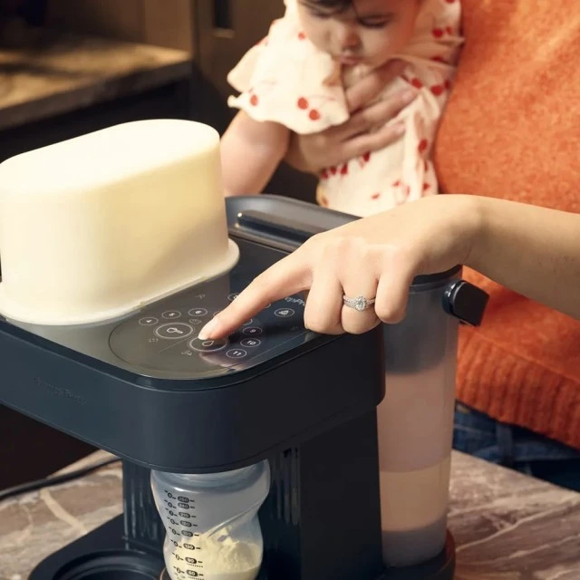 Αυτόματη συσκευή παρασκευής γάλακτος Tommee Tippee PerfectPrep Pro, τεχνολογία Hot Shot, αντιβακτηριδιακό φίλτρο, ακριβής δοσολογία από 120 έως 330 ml, ψηφιακή οθόνη, εφαρμογή για iOS και Android