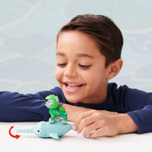 PAW PATROL Aqua Pups φιγούρα Rocky με υποβρύχιο φίλο πριονόψαρο