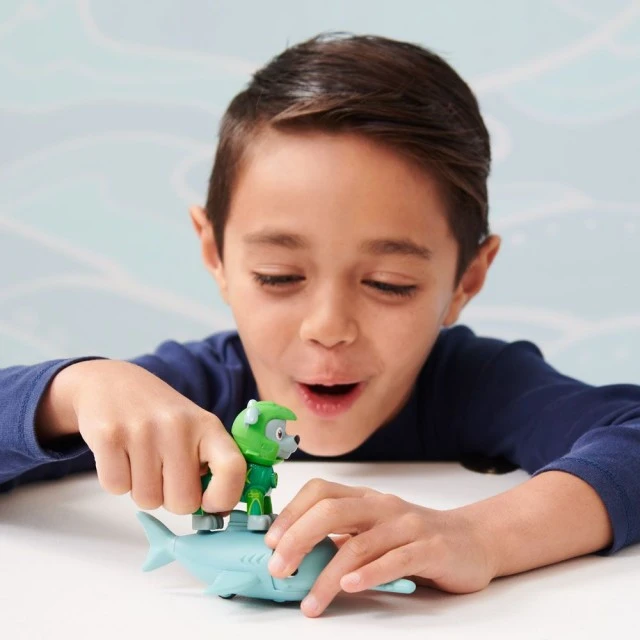 PAW PATROL Aqua Pups φιγούρα Rocky με υποβρύχιο φίλο πριονόψαρο