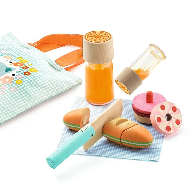 Γατάκι σε παιδικό σετ για πικνίκ