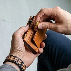 Τρίπτυχο πορτοφόλι με θήκη για κέρματα και 10 κάρτες σε χρώμα κονιάκ