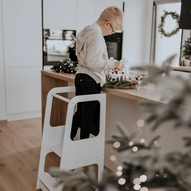 Πύργος Montessori GINGER HOME, εκπαιδευτικό σκαμπό με μαυροπίνακα και ρυθμιζόμενο ύψος, λευκό, για παιδιά 1-4 ετών