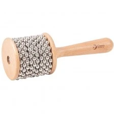 Ένα μικρό ξύλινο κουτί με μεταλλικές μπάλες