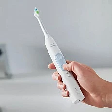 Οδοντόβουρτσα ProtectiveClean σειράς 4500 λευκή με θήκη ταξιδιού