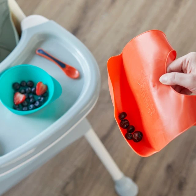 Tommee Tippee υφασμάτινη ποδιά-ρολό 6μ+, πορτοκαλί