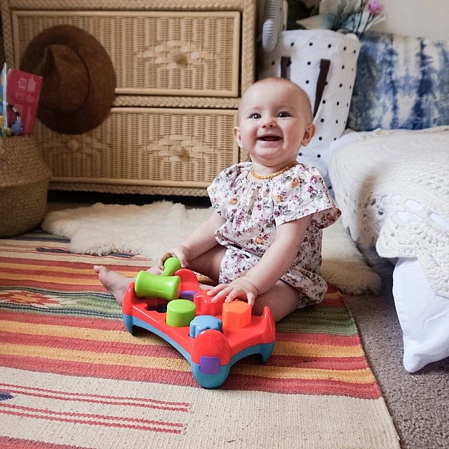 PLAYGRO Ενεργό παιχνίδι με στοιβαζόμενα σχήματα και σφυρί (12-36m) Jerry’s Class