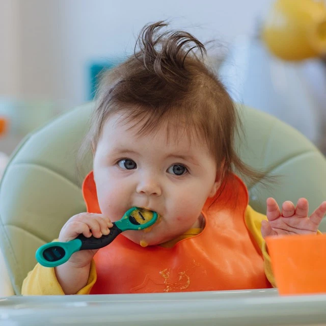 Tommee Tippee υφασμάτινη ποδιά-ρολό 6μ+, πορτοκαλί