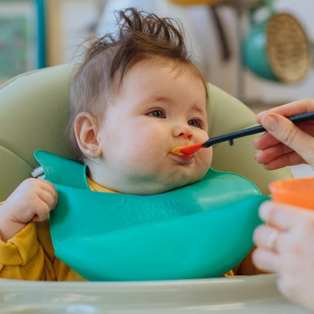 Tommee Tippee υφασμάτινη ποδιά-ρολό 6μ+, τιρκουάζ