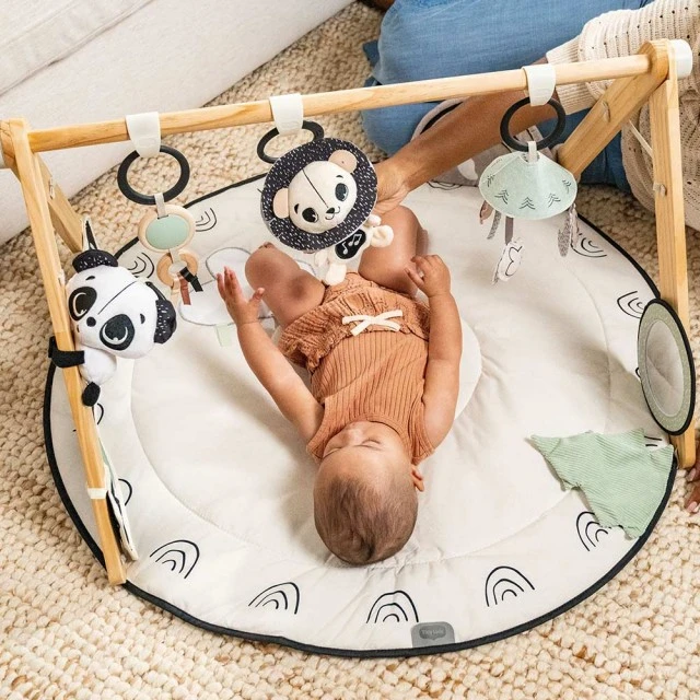 Active gymnastics Tiny Love Luxe Gymini από τη σειρά Black&White Décor, με στρογγυλό πατάκι διαμέτρου 92 cm, ξύλινη καμάρα και επιλογή 6 παιχνιδιών, 0m+