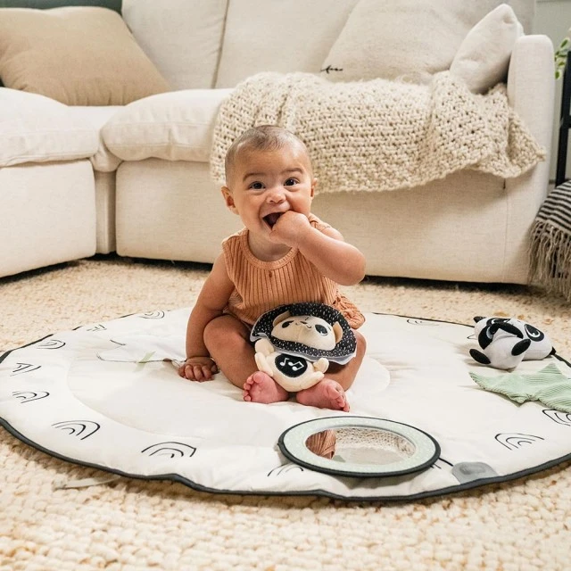 Active gymnastics Tiny Love Luxe Gymini από τη σειρά Black&White Décor, με στρογγυλό πατάκι διαμέτρου 92 cm, ξύλινη καμάρα και επιλογή 6 παιχνιδιών, 0m+