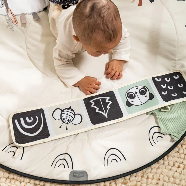 Active gymnastics Tiny Love Luxe Gymini από τη σειρά Black&White Décor, με στρογγυλό πατάκι διαμέτρου 92 cm, ξύλινη καμάρα και επιλογή 6 παιχνιδιών, 0m+