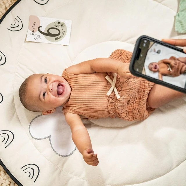 Active gymnastics Tiny Love Luxe Gymini από τη σειρά Black&White Décor, με στρογγυλό πατάκι διαμέτρου 92 cm, ξύλινη καμάρα και επιλογή 6 παιχνιδιών, 0m+