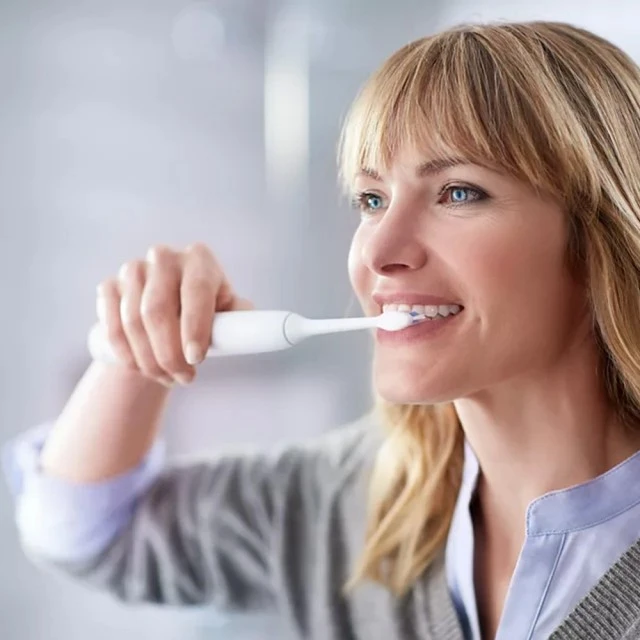 Το σετ Philips Sonicare ProtectiveClean Series 4300 HX6807/35 περιλαμβάνει 2 λευκές ηλεκτρικές οδοντόβουρτσες sonic με κομψές θήκες και 1 φορτιστή