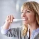 Το σετ Philips Sonicare ProtectiveClean Series 4300 HX6807/35 περιλαμβάνει 2 λευκές ηλεκτρικές οδοντόβουρτσες sonic με κομψές θήκες και 1 φορτιστή