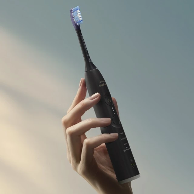 Σετ 2 επαναφορτιζόμενων οδοντόβουρτσων Philips Sonicare HX7429/02 σειράς 7100 με τεχνολογία ήχου επόμενης γενιάς, 4 λειτουργίες βουρτσίσματος, 3 εντάσεις, αισθητήρα πίεσης φωτός, κεφαλές G3 Optimal Gum Care και κεφαλές S2 Sensitive, 2 θήκες φόρτισης