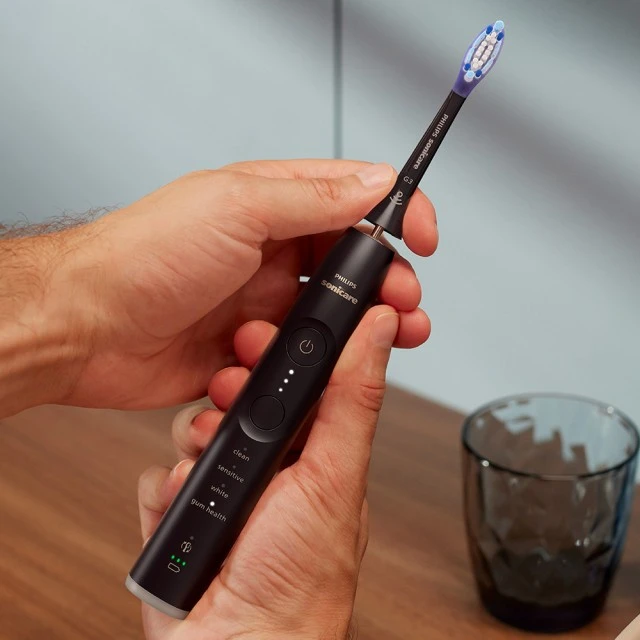 Σετ 2 επαναφορτιζόμενων οδοντόβουρτσων Philips Sonicare HX7429/02 σειράς 7100 με τεχνολογία ήχου επόμενης γενιάς, 4 λειτουργίες βουρτσίσματος, 3 εντάσεις, αισθητήρα πίεσης φωτός, κεφαλές G3 Optimal Gum Care και κεφαλές S2 Sensitive, 2 θήκες φόρτισης