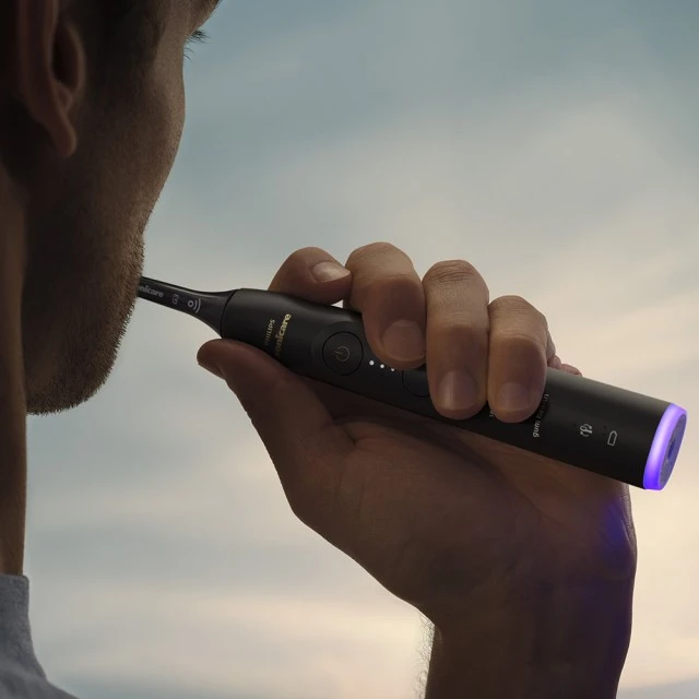 Σετ 2 επαναφορτιζόμενων οδοντόβουρτσων Philips Sonicare HX7429/02 σειράς 7100 με τεχνολογία ήχου επόμενης γενιάς, 4 λειτουργίες βουρτσίσματος, 3 εντάσεις, αισθητήρα πίεσης φωτός, κεφαλές G3 Optimal Gum Care και κεφαλές S2 Sensitive, 2 θήκες φόρτισης