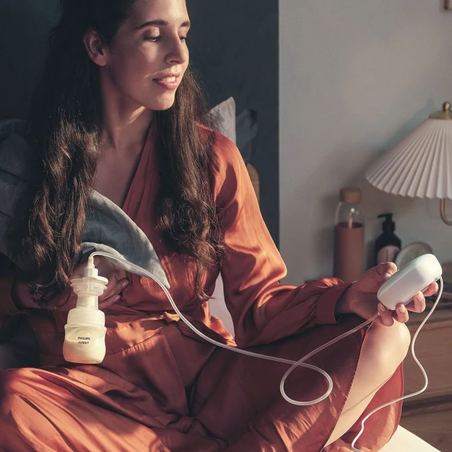 Σετ από ηλεκτρικό θήλαστρο Philips AVENT Essential, 1 μπιμπερό Natural Response 125 ml, 5 φακελάκια μητρικού γάλακτος και 4 επιθέματα