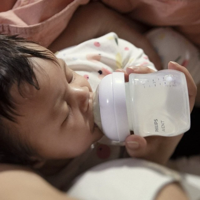 Βρεφικό σετ Philips AVENT SCD837/10 με μπιμπερό Natural Response 125 ml με θηλή χωρίς διαρροές Flow 2, 0m+ και πιπίλα Ultra Air 0-6m