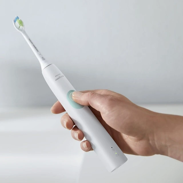 Το σετ Philips Sonicare ProtectiveClean Series 4300 HX6807/35 περιλαμβάνει 2 λευκές ηλεκτρικές οδοντόβουρτσες sonic με κομψές θήκες και 1 φορτιστή