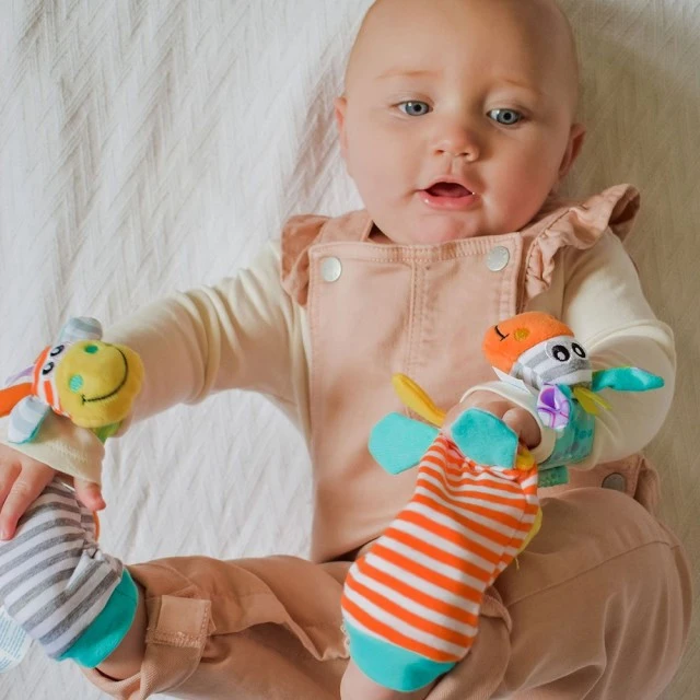 Playgro Jungle Κουδουνίστρες και κάλτσες με διασκεδαστικές εικόνες καμηλοπάρδαλης και ζέβρας, 0m+