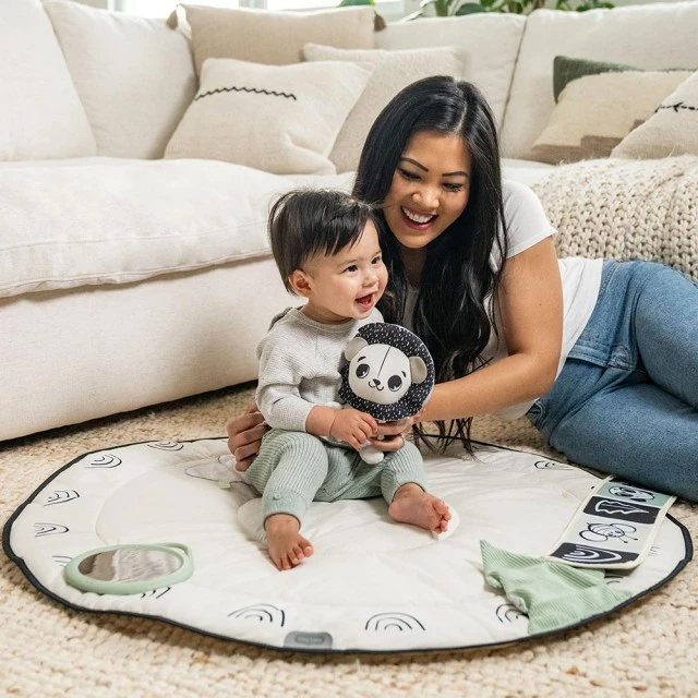 Active Gymnastics Tiny Love Developmental Gymini από τη σειρά Black&White Décor με στρογγυλό χαλάκι διαμέτρου 90 cm, ρυθμιζόμενες καμάρες και μια επιλογή από 5 παιχνίδια, 0m+