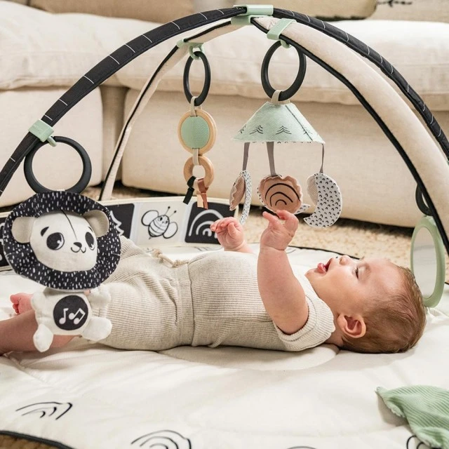 Active Gymnastics Tiny Love Developmental Gymini από τη σειρά Black&White Décor με στρογγυλό χαλάκι διαμέτρου 90 cm, ρυθμιζόμενες καμάρες και μια επιλογή από 5 παιχνίδια, 0m+