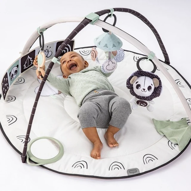 Active Gymnastics Tiny Love Developmental Gymini από τη σειρά Black&White Décor με στρογγυλό χαλάκι διαμέτρου 90 cm, ρυθμιζόμενες καμάρες και μια επιλογή από 5 παιχνίδια, 0m+