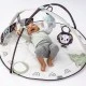 Active Gymnastics Tiny Love Developmental Gymini από τη σειρά Black&White Décor με στρογγυλό χαλάκι διαμέτρου 90 cm, ρυθμιζόμενες καμάρες και μια επιλογή από 5 παιχνίδια, 0m+