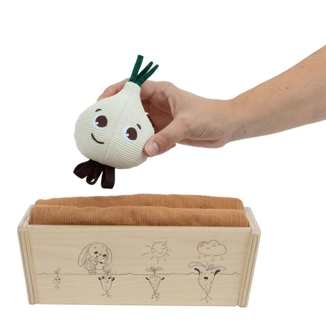 Σετ Η πρώτη μου κηπουρική Eco σειρά Garden of Adventures Tiny Love, με 3 βαμβακερά φρουτάκια-παιχνίδια και ξύλινο κασόνι, 18μ+