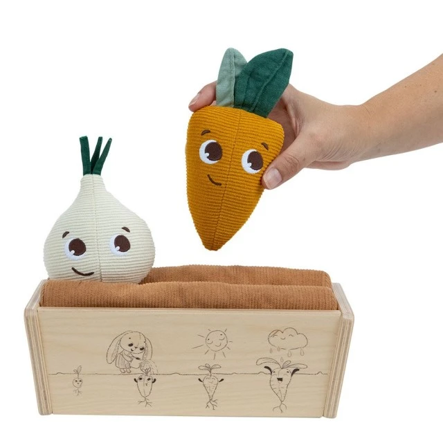 Σετ Η πρώτη μου κηπουρική Eco σειρά Garden of Adventures Tiny Love, με 3 βαμβακερά φρουτάκια-παιχνίδια και ξύλινο κασόνι, 18μ+