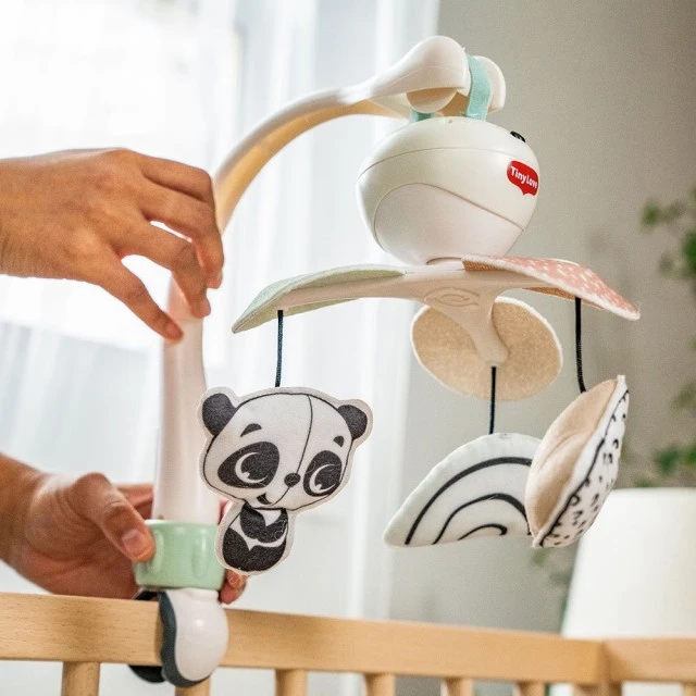Μουσικό καρουζέλ 3-σε-1 TINY LOVE Take-Along Mobile από τη σειρά Black&White Décor, με 3 εύκολους τρόπους να κρεμάσετε στο σπίτι ή εν κινήσει, 30 λεπτά μουσικής με 5 διαφορετικές μελωδίες, 0m+