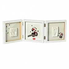 Διακοσμητική λευκή κορνίζα για μια φωτογραφία και δύο αποτυπώματα χεριών και ποδιών μωρού. Tiny Love Double Frame, κομψό πασπαρτού με πολύχρωμες εικόνες.