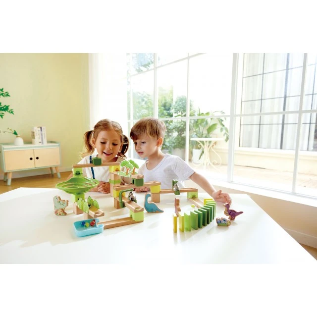 Ξύλινο σετ παιχνιδιών Hape, Domino, Dino adventure, 131 τεμάχια