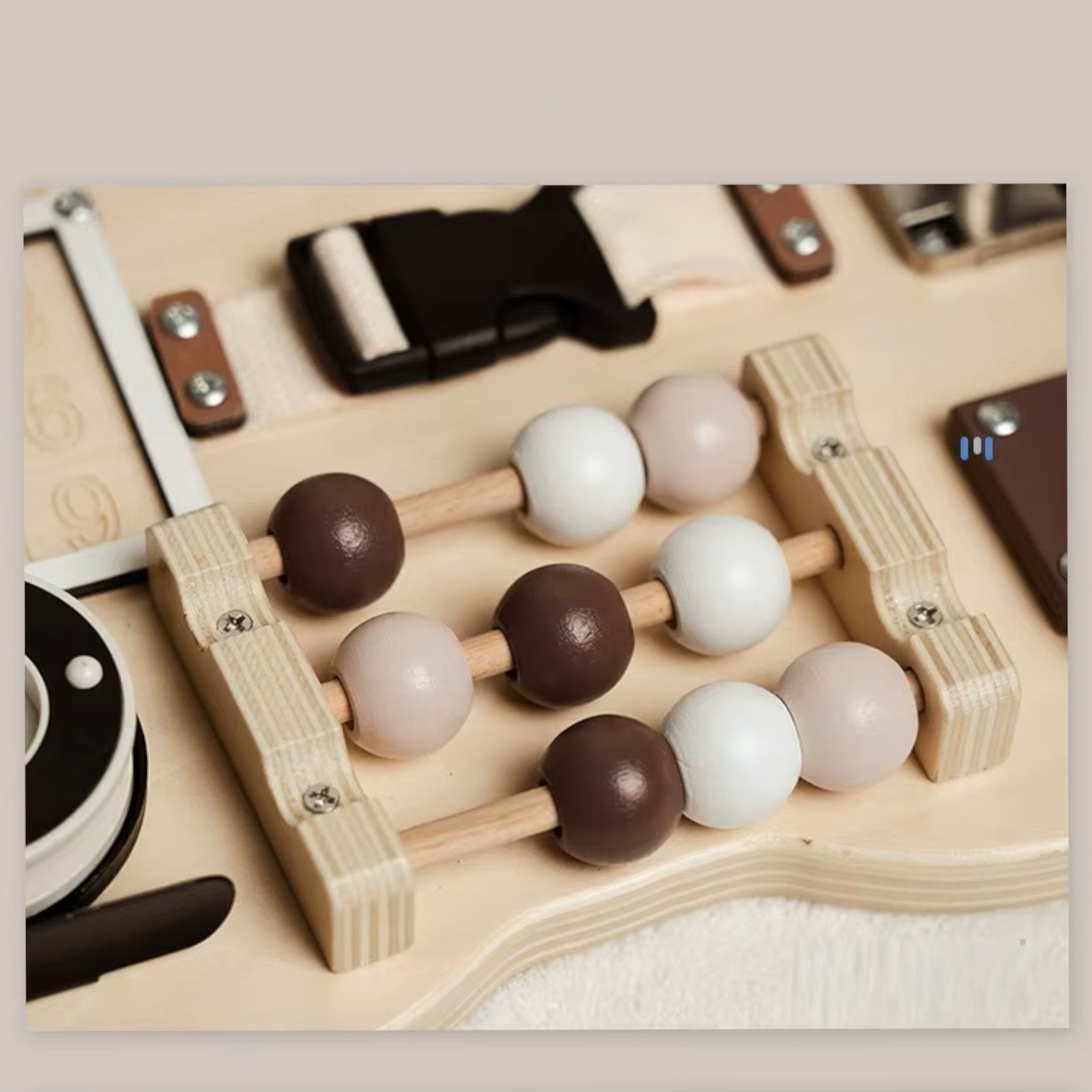 Ξύλινη Πλακέτα Αρκουδάκι GINGER HOME, Πλακέτα Montessori για Λεπτές Κινητικές Δεξιότητες, 30x39 εκ.