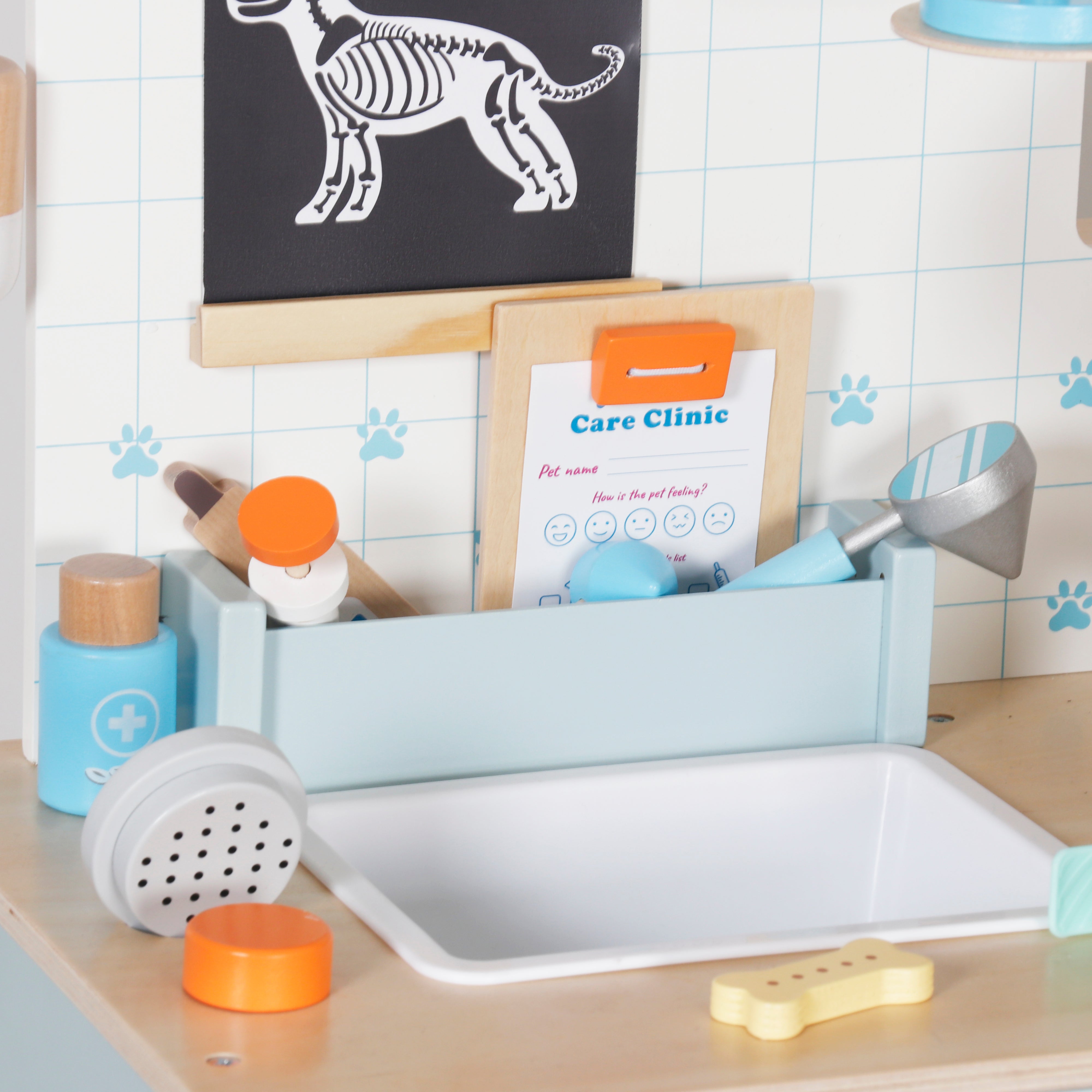 Παιχνίδι Κτηνιατρικής Κλινικής για Παιδιά GINGER HOME – Ξύλινο Κτηνιατρικό Κέντρο με Αξεσουάρ και Λούτρινο Σκυλάκι, 89×57×30 cm