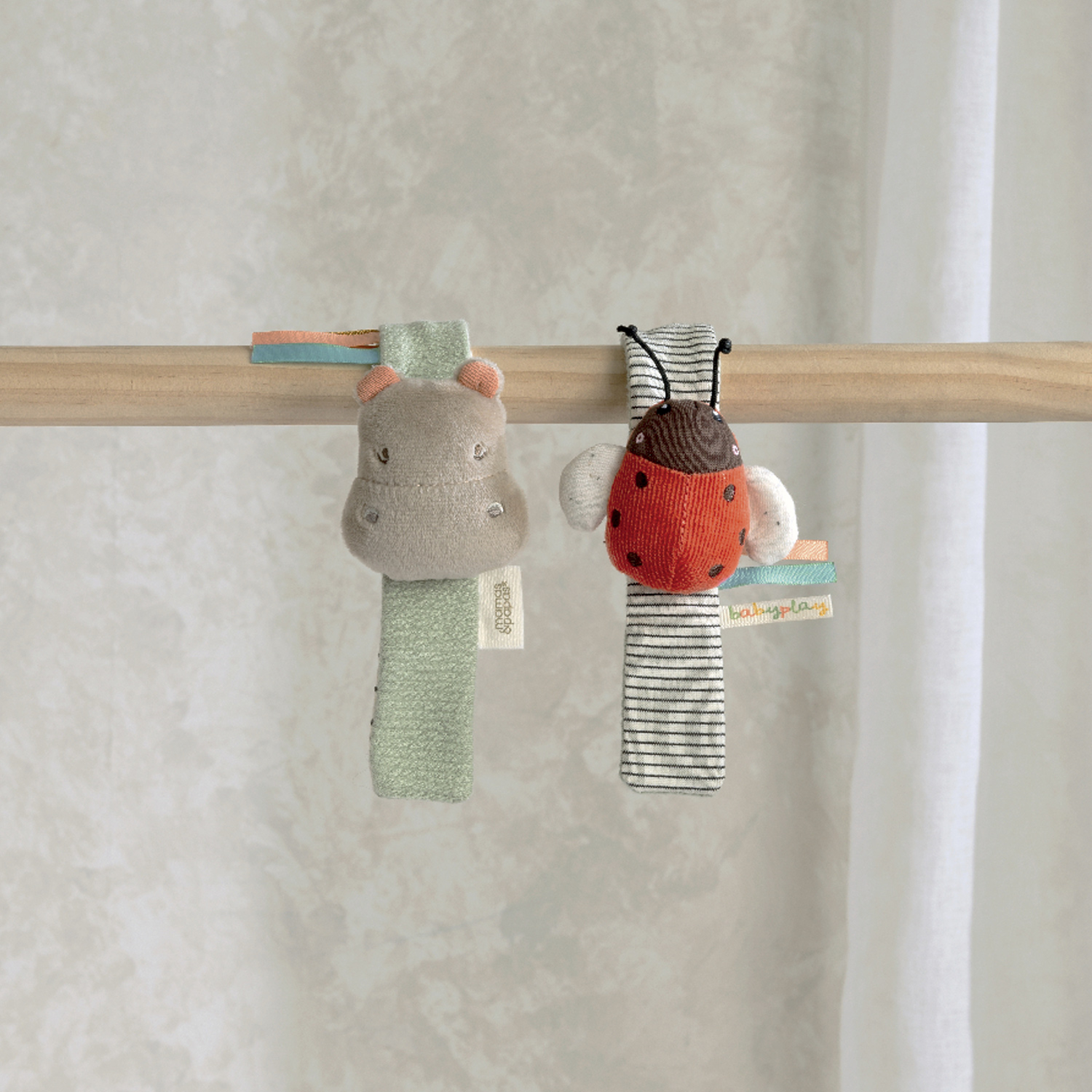 Σετ 2 παιχνιδιών Mamas & Papas Babyplay με κουδουνίστρα - Ιπποπόταμος και πασχαλίτσα