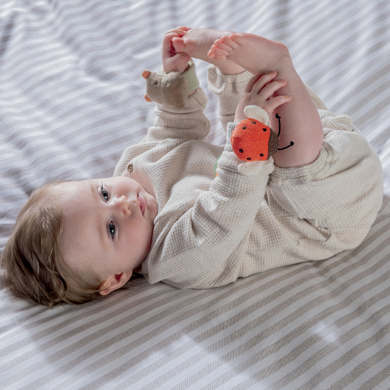 Σετ 2 παιχνιδιών Mamas & Papas Babyplay με κουδουνίστρα - Ιπποπόταμος και πασχαλίτσα