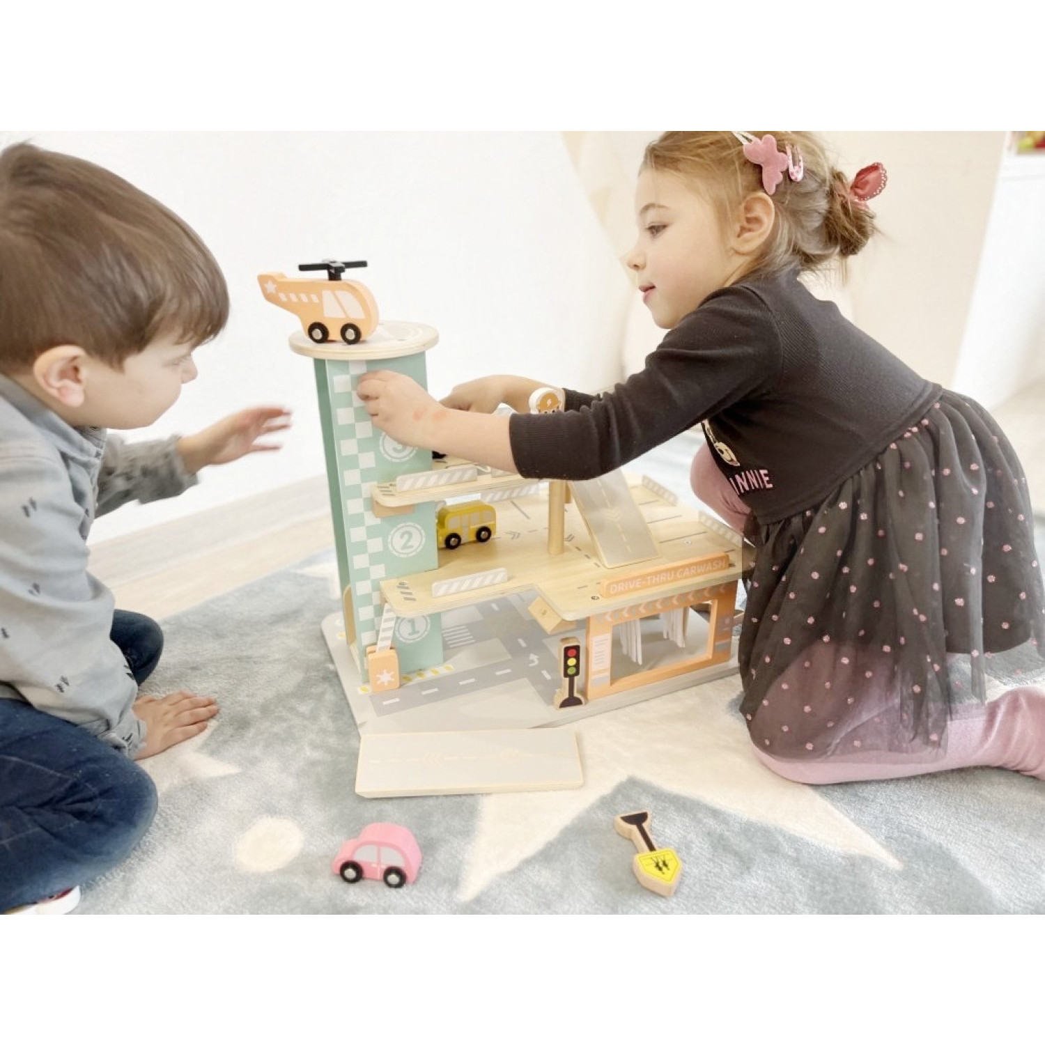 Ξύλινο γκαράζ αυτοκινήτων με πλυντήριο αυτοκινήτων Ηλικία: 2+ Μέγεθος: 29,5x42,5x35 εκ.