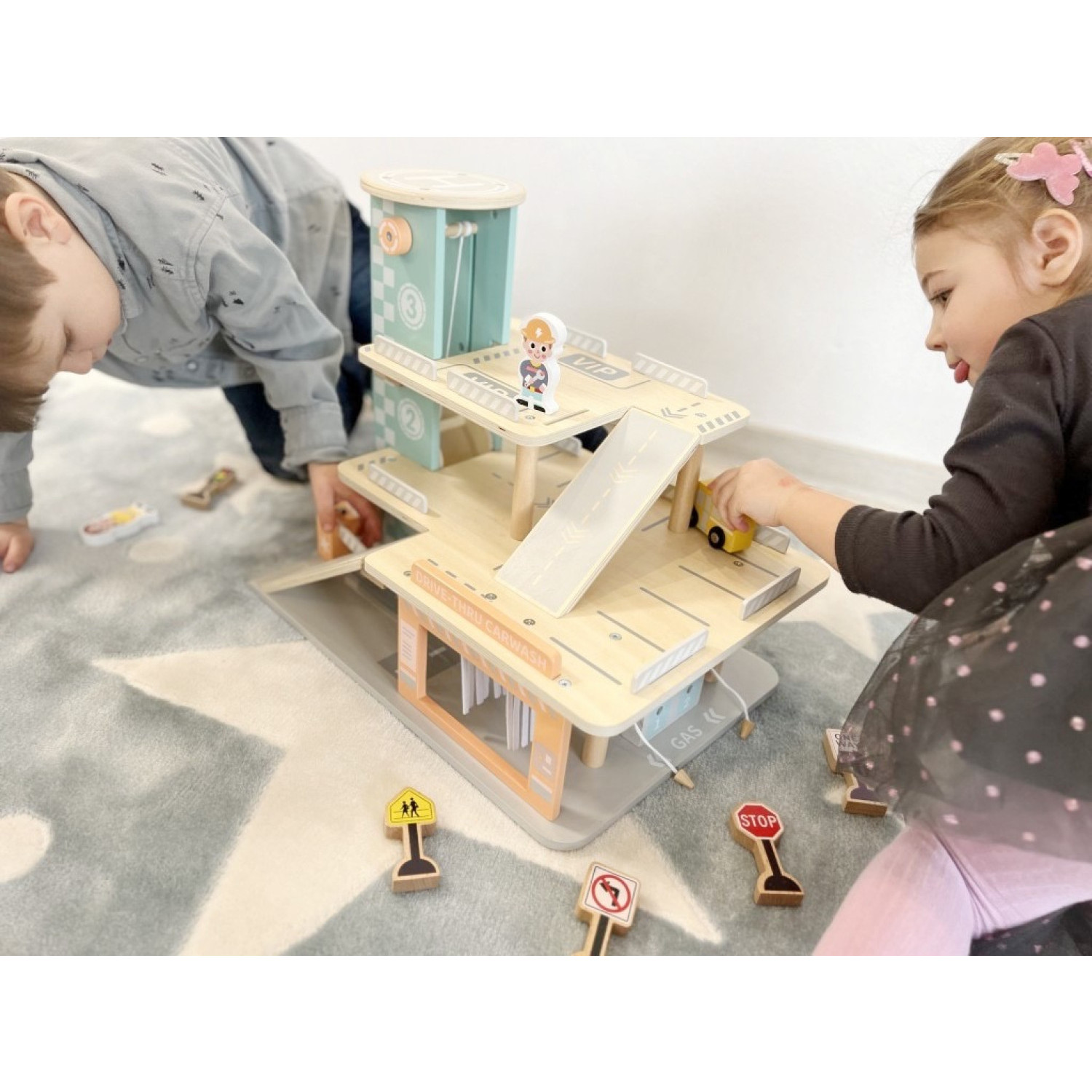 Ξύλινο γκαράζ αυτοκινήτων με πλυντήριο αυτοκινήτων Ηλικία: 2+ Μέγεθος: 29,5x42,5x35 εκ.