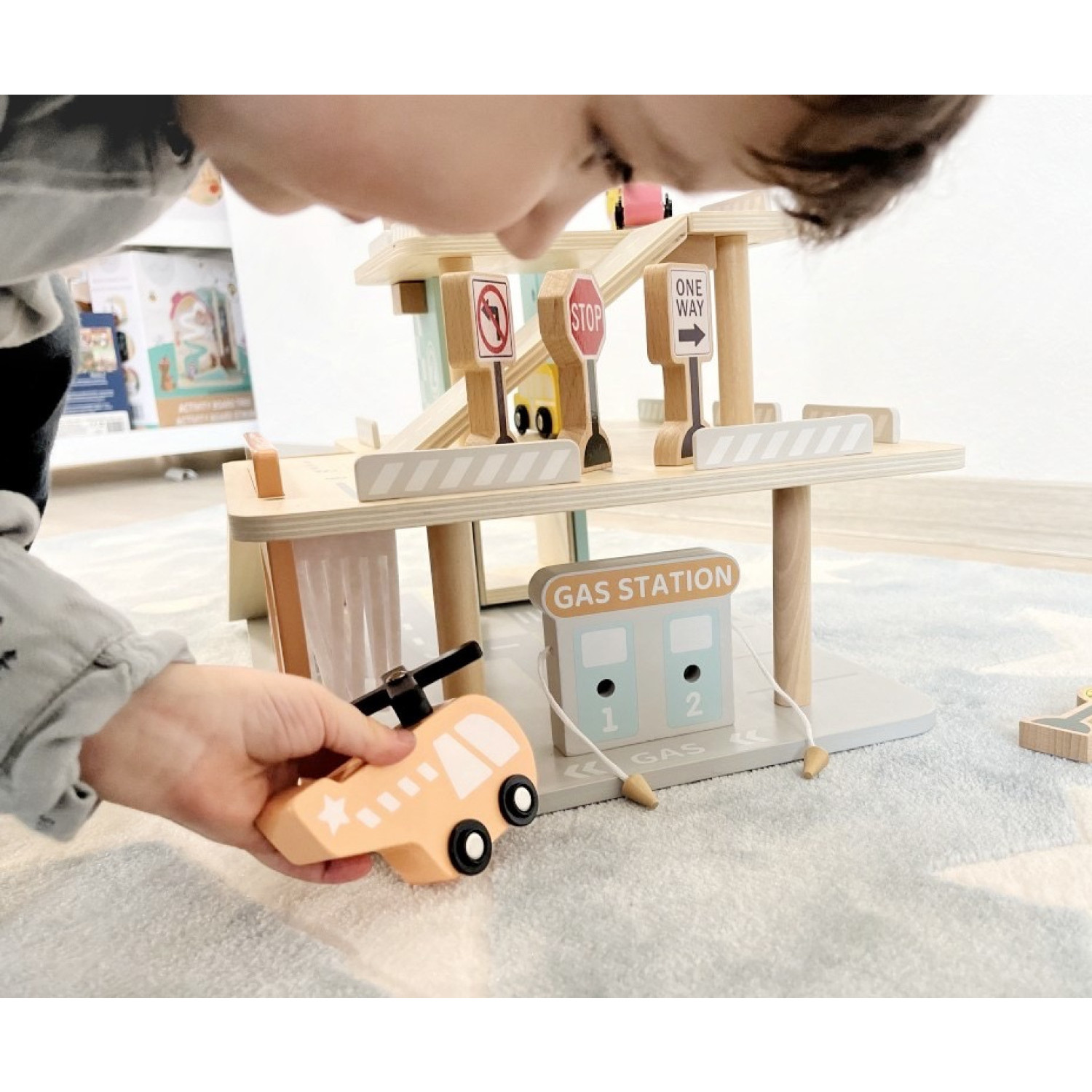 Ξύλινο γκαράζ αυτοκινήτων με πλυντήριο αυτοκινήτων Ηλικία: 2+ Μέγεθος: 29,5x42,5x35 εκ.